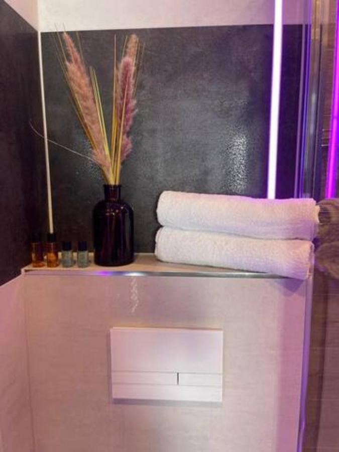 #1 Tgha Luxury Studio Apartment In アスローン エクステリア 写真